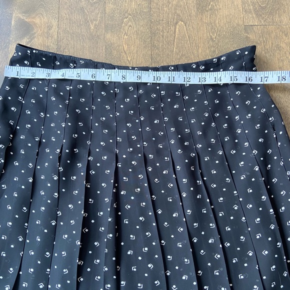 Ralph Lauren black pleated skirt, size 8 - Picture 2 of 4